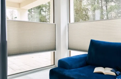 Gemütlicher Wohnraum mit halbgeschlossenen Plissees