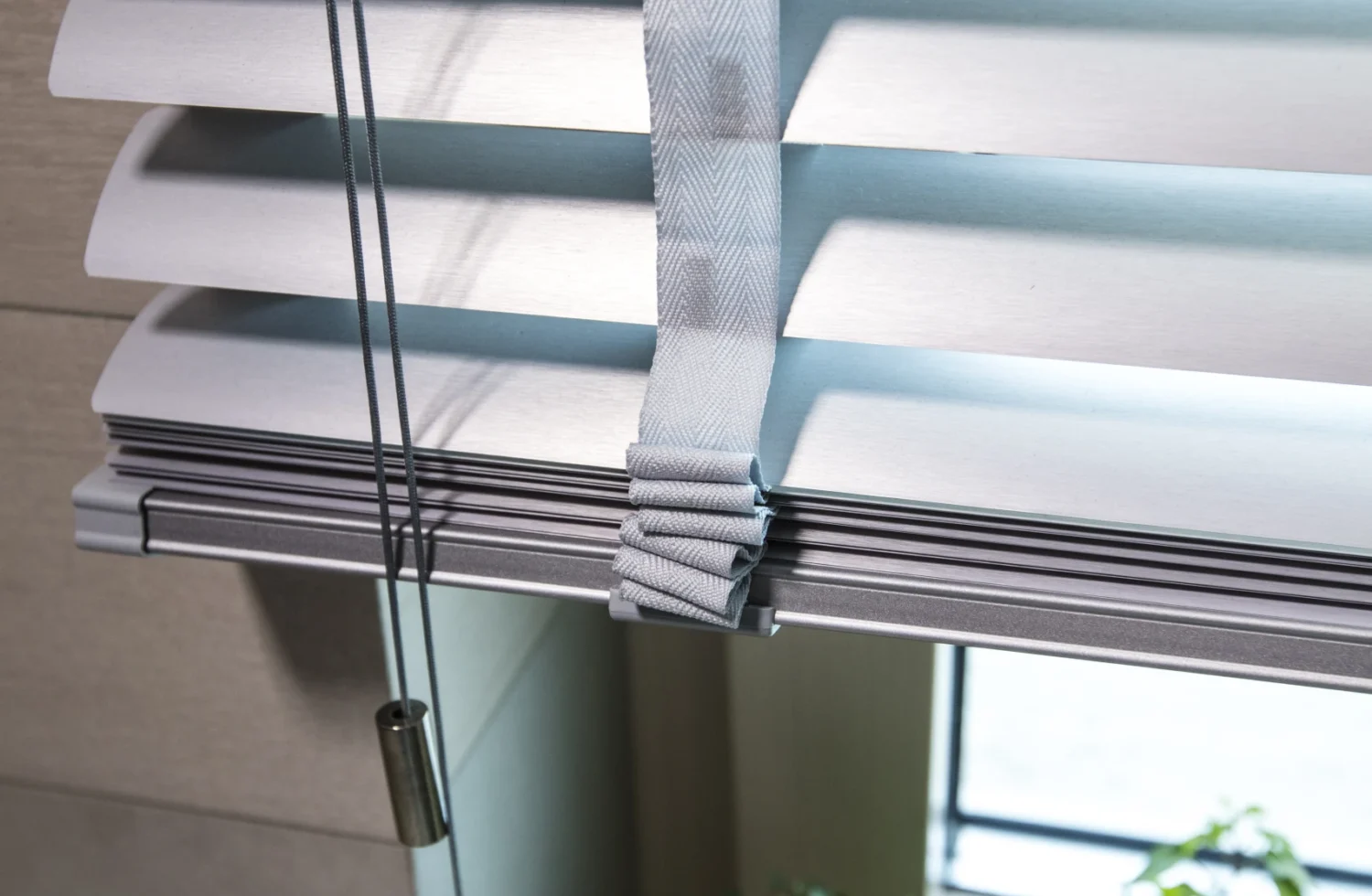 Hochwertige Alu-Jalousie in der Küche am Fenster