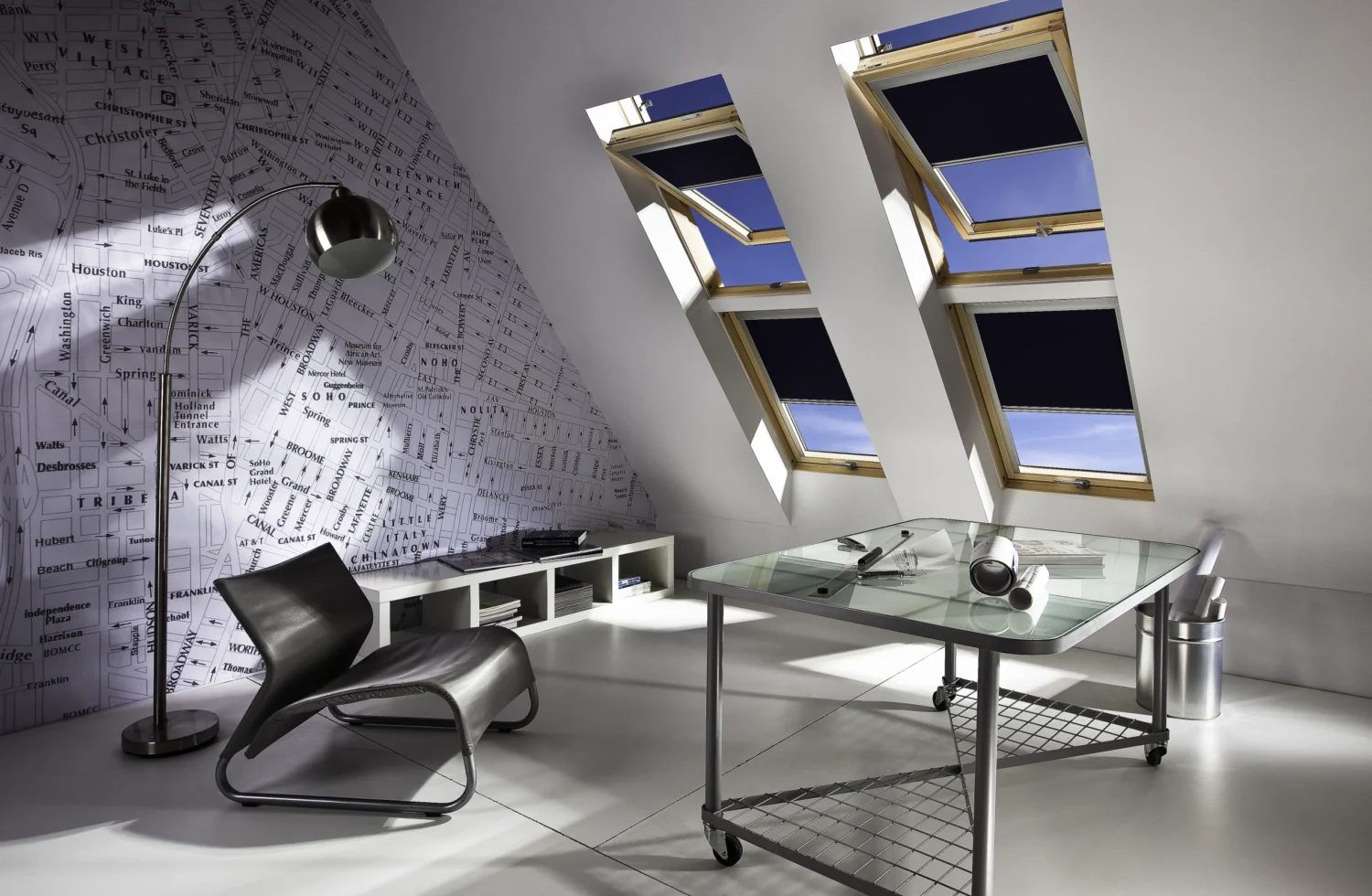 Moderne Innenarchitektur mit Dachfenstern und Rollos