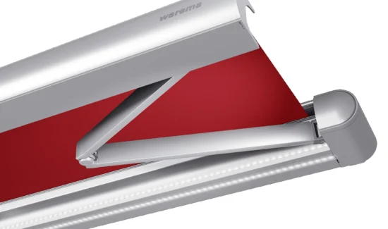 Rote Markise mit silbernem Rahmen und Gelenkarm