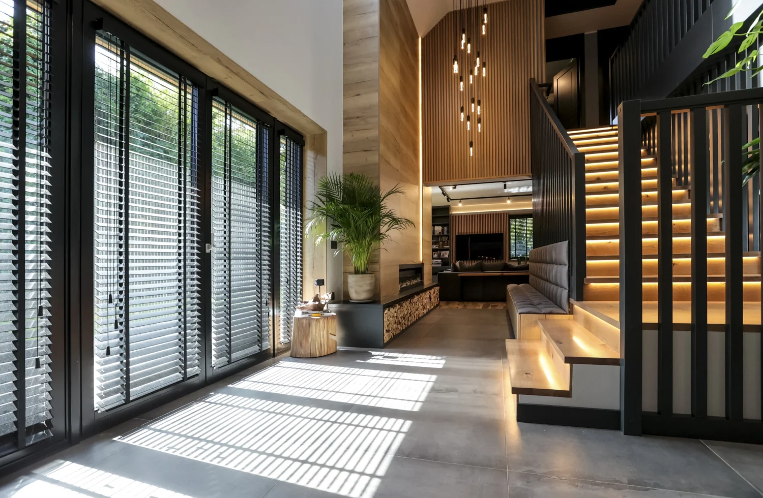 Moderner Wohnraum mit Holz-Jalousien in schwarz