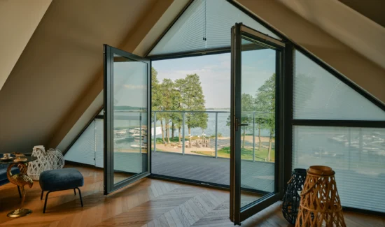 Modernes Wohnzimmer mit gelbem Sessel und Holztisch vor großen Fenstern