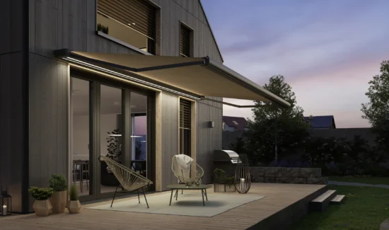 Moderne Terrasse mit Markise und Sitzbereich bei Dämmerung