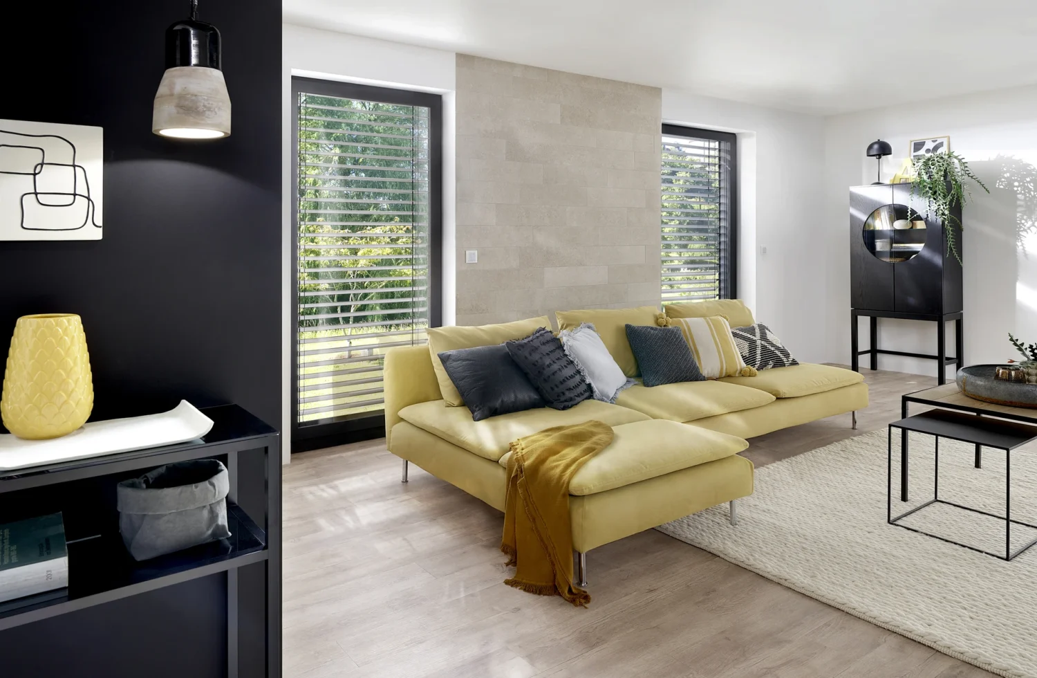 Modernes Wohnzimmer mit gelbem Sofa und stilvoller Dekoration